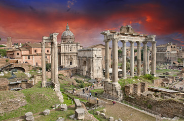 Fototapeta na wymiar Zachód słońca nad ruin Rzymu - Forum Imperial