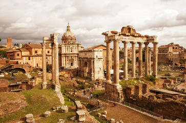 Obraz na płótnie Canvas Widok na Forum Romanum, skupić się na Świątyni Saturna na pierwszym planie.