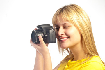 Fototapeta premium Jeune femme souriante prenant une photo