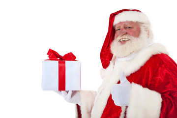 Weihnachtsmann hält Geschenk und zeigt Daumen hoch