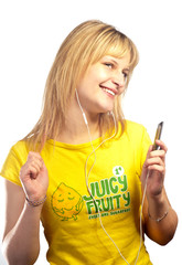 Jeune femme dansant en ecoutant son baladeur mp3