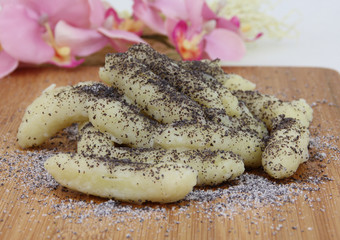 frische Mohnnudeln mit Mohn und Zucker