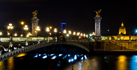 Obraz premium The Alexander III bridge and the dome of the Invalides at night