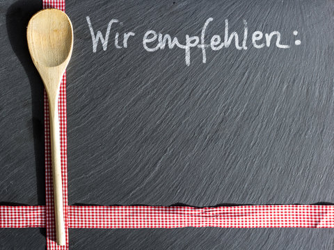 K&uuml;chenschild mit Aufschrift: Wir empfehlen