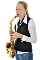 Junge Frau spielt Saxophon