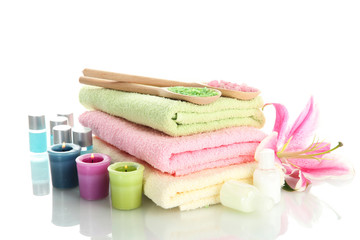 Obraz na płótnie Canvas ręczniki z lilii, olej aromat, świece i sól morska samodzielnie