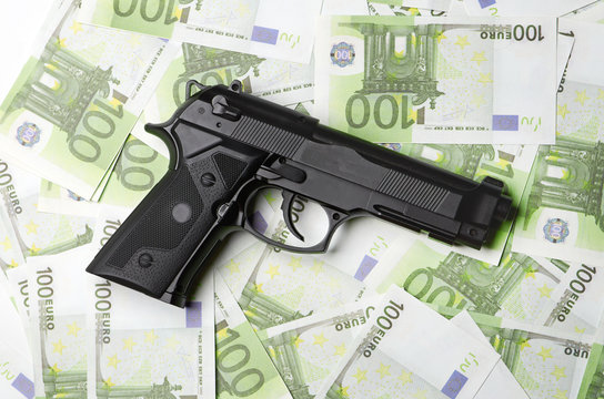 Image of the old gun and money