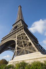 Fototapeta na wymiar nasłonecznione Wieża Eiffla, Paryż, przeciw błękitne niebo