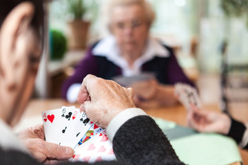 Drei ältere Damen spielen Karten - obrazy, fototapety, plakaty