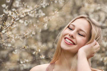 lachendes mädchen in frühlingsblüten