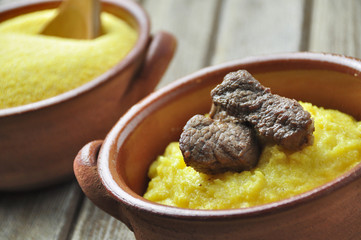 polenta con carne
