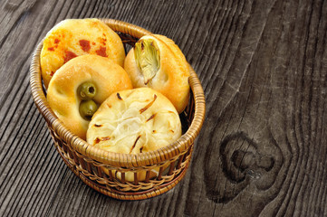 Small pizzas topped with onion, olives, artichoke, and tomatoes