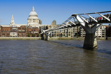 Fototapeta na wymiar St Paul Cathedral i Millennium Bridge