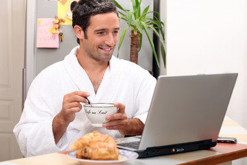 Men's breakfast with computer