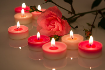 Obraz na płótnie Canvas Rose und Kerzen
