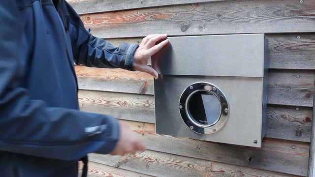 Mann wirft Brief in Briefkasten