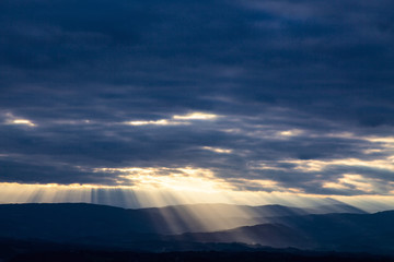 Lichtstrahlen im Abendhimmel