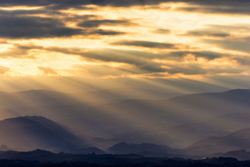 Lichtstrahlen im Abendhimmel