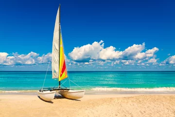 Poster Zeilboot op een mooie zomerdag in Cuba © kmiragaya