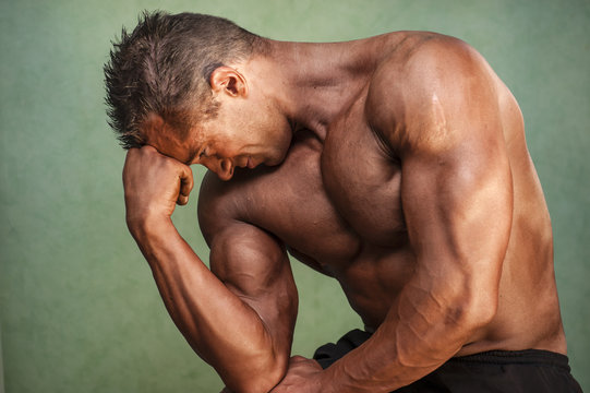 athl&egrave;te dans la position du penseur