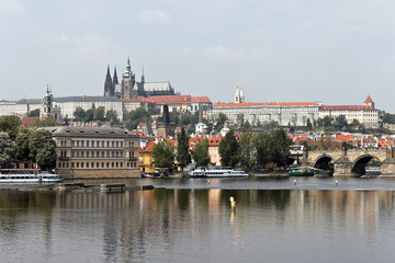 Prag, Karlsbrücke mit Prager Burg und Hradschin
