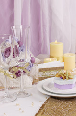 Obraz na płótnie Canvas Służąc wspaniały stół weselny w kolorze fioletowym i złotym