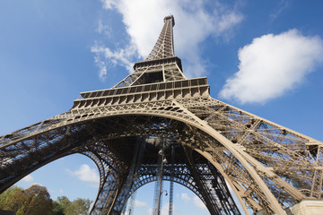 Fototapeta na wymiar nasłonecznione Wieża Eiffla, Paryż, przeciw błękitne niebo z dołu