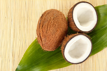 Fototapeta na wymiar kokosy na beżowym wikliny MST Close-up