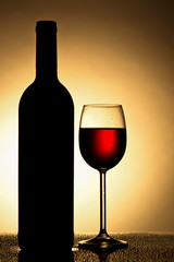 Rotwein Glas in Gegenlicht