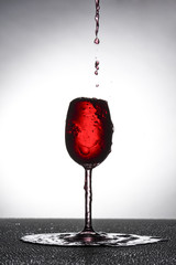 Rotwein Glas in übergelaufen