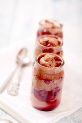 Mousse au Chocolat mit Kirschgrütze