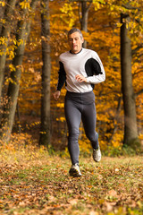 Jogger im Herbst