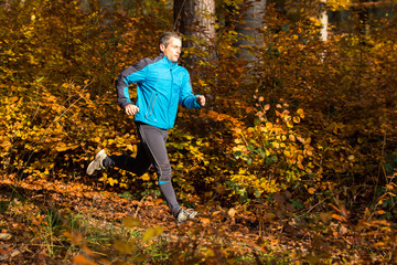 Jogger im Herbst
