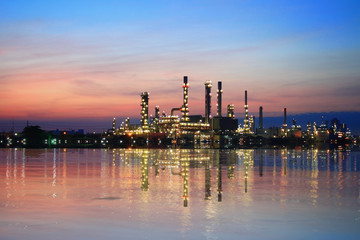 Obraz premium Refinery plant area at twilight