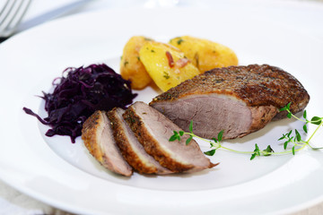 Entenbrust mit Rotkohl und Kartoffeln