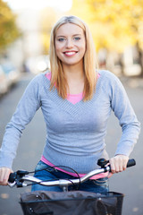 Fototapeta na wymiar Portret kobiety z roweru
