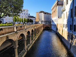 Fototapeta na wymiar Kanał w Mantui, Lombardia, Włochy
