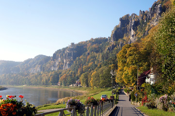 Promenade an der Elbe in Sachsen, Deutschland