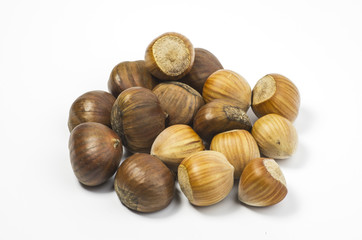 Haselnüsse und Esskastanien