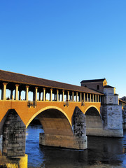 Fototapeta na wymiar Covered Bridge w Pawii, Włochy