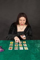 Eine Frau legt Tarot Karten
