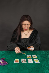 Eine Frau legt Tarot Karten