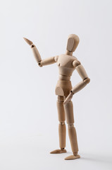 Eine stehende Zeichenpuppe gestikuliert lebhaft