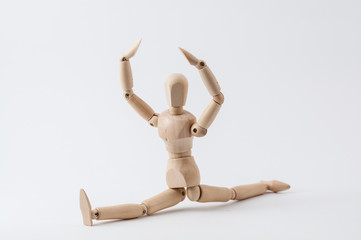 Eine Zeichenpuppe in Spagat-Pose