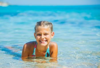 Fototapeta na wymiar Young girl playing in the sea