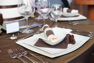 Wedding dinner detail in white and brown