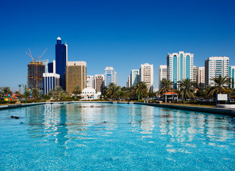 Fototapeta na wymiar Abu Dhabi skyline odzwierciedla fontanny Corniche