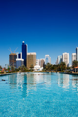 Naklejka premium Panoramę Abu Zabi odbija się od fontanny Corniche