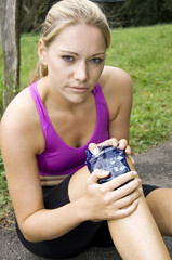 Junge Sportlerin mit Knieschmerzen