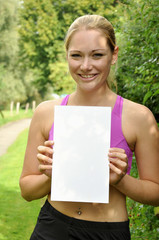 Joggerin mit leerem Schild